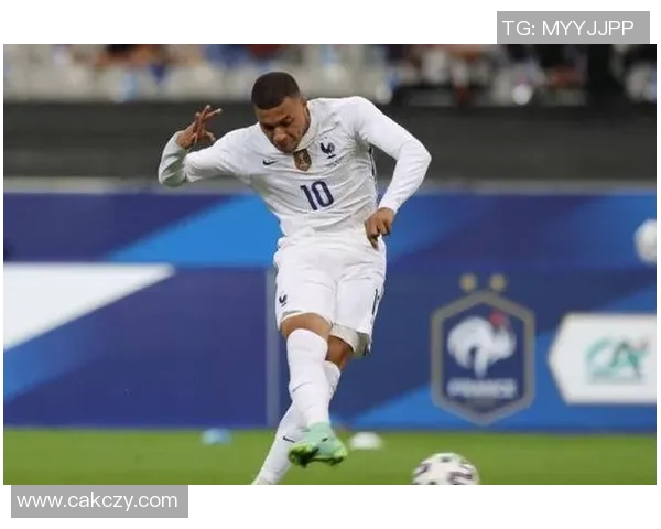 足球球星短T设计潮流解析 穿上偶像同款展现个性魅力