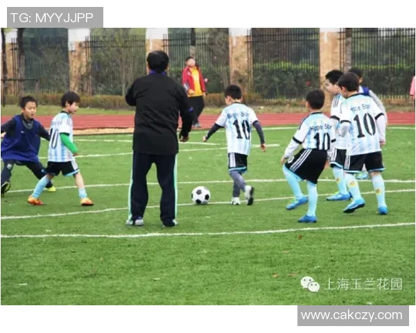 球星街头穿搭与足球运动休闲风格的完美融合探讨